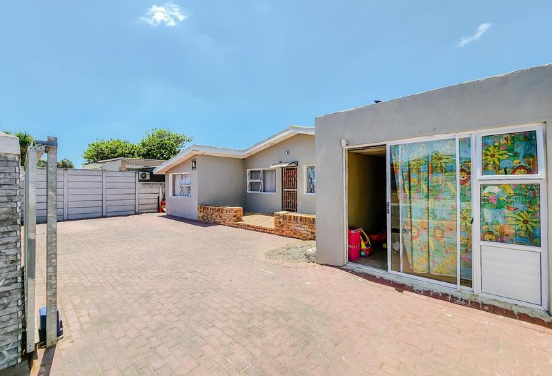 4 Bedroom Property for Sale in Peerless Park North Western Cape